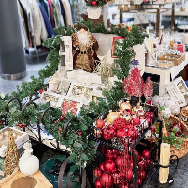 Fehlt noch etwas für unter den Christbaum? Dann finden Sie es vielleicht im ELHANDEL-Shop in Olten. So schön geschmückt und weihnächtlich sieht es gerade bei uns aus. Schauen Sie rein und stöbern Sie durch ein grosses Angebot an Trouvaillen, Einzelstücken und Kuriositäten!

Übrigens: Auch in Wangen bei Olten (ehem. Postfiliale) läuft noch bis am 22. Dezember ein einmaliger (!) Lagerverkauf für Schnäppchen-Jäger:innen. Alles Weitere unter https://elhandel.ch/lagerverkauf-in-wangen-alles-muss-weg/.