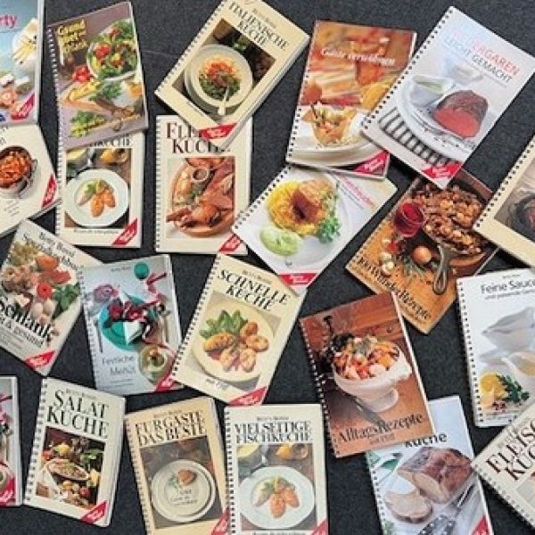 Aus aktuellem Anlass, dem Kinofilm «Hallo Betty» mit Sarah Spale: Gebrauchte #BettyBossi Kochbücher zum Mitnehmen nach der Filmvorführung heute Montag, 8. Dezember 2025, bei KINOKONI in Olten! Gerne gegen eine Spende zugunsten des Vereins #ELHANDEL, der Menschen im Arbeitsmarkt eine neue Chance gibt. Spendenkonto Postfinance CH23 0900 0000 6113 1128 9.

Bei unseren Hausräumungen stossen wir fast immer auf diese legendären Kochbücher. Betty Bossi ist eine Schweizer Ikone, verbindet Kindheitserinnerungen und «Schwiizer Chuchi» mit modernen Kochtrends. Besuchen Sie unseren #Secondhand-Shop für Trouvaillen, Unikaten und Kuriositäten!