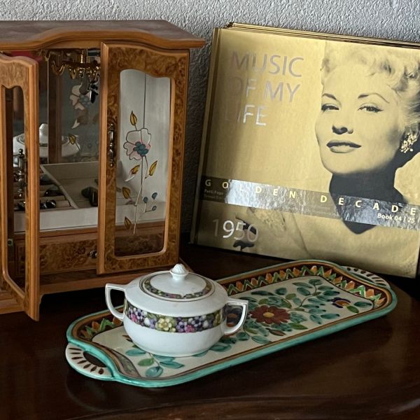 Letzte Tage der Schnäppchenjagd - sprich des Lagerverkaufs - bei ELHANDEL.ch in der ehemaligen Postfiliale, SCHMIEDGASSE (hinter Bäckerei Wälchli), Wangen bei Olten. Unsere Öffnungszeiten für Weihnachtsgeschenke, Unikate, Sammlerstücke, Kuriositäten:

- 18. Dezember 14 - 20 Uhr
- 19. Dezember 14 - 18 Uhr
- 20. Dezember 11 - 16 Uhr
- 21. Dezember 10 - 16 Uhr
- 22. Dezember 14 - 18 Uhr (alles gratis!)